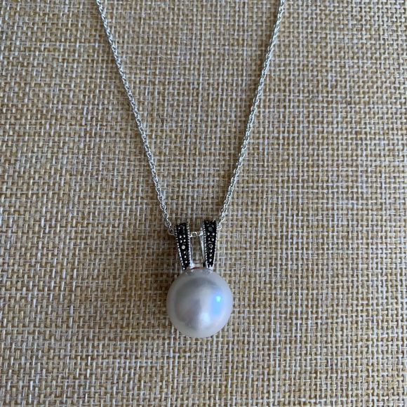 Elegant Silver Faux South Sea Pearl Pendant Necklace - Picture 3 of 4